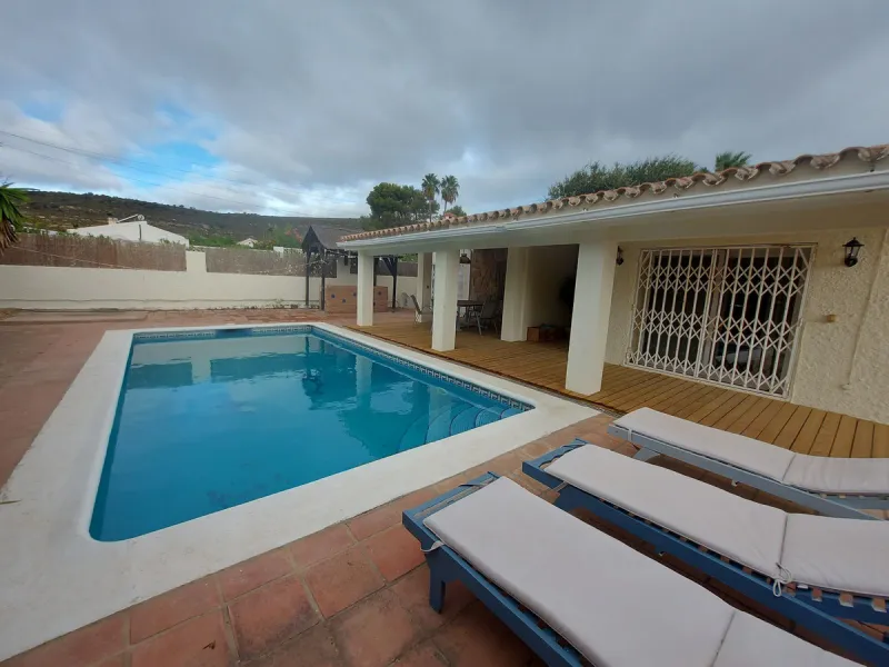 South Facing Villa / Bungalow situated on a large corner plot,