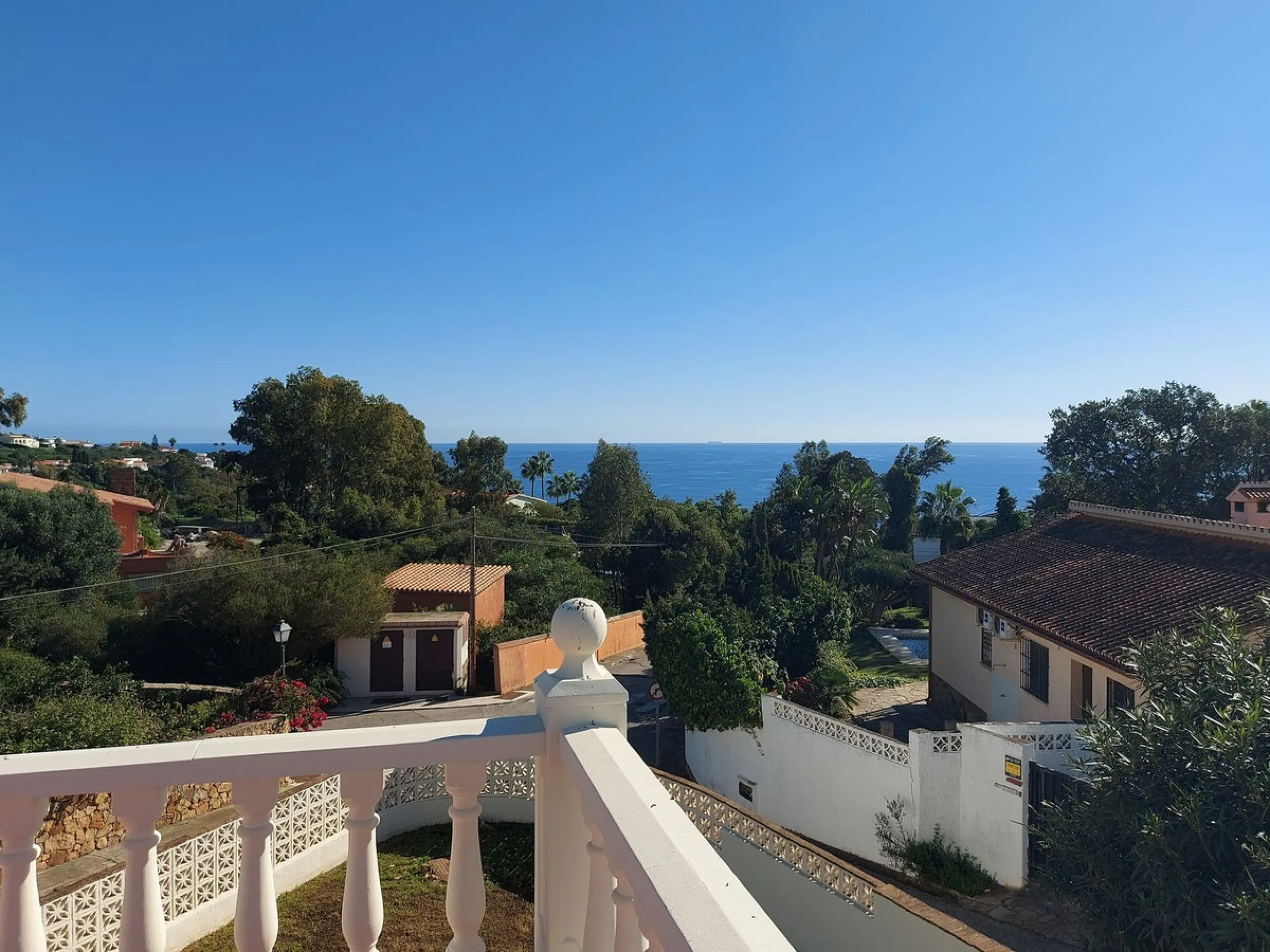 South Facing Villa / Bungalow situated on a large corner plot,