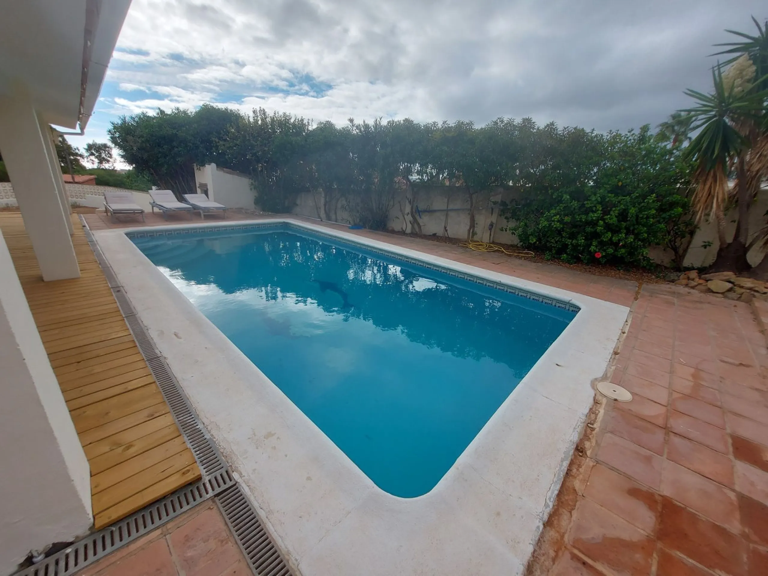 South Facing Villa / Bungalow situated on a large corner plot,