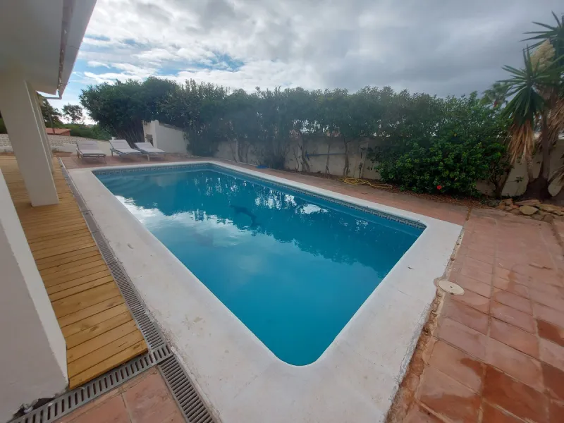 South Facing Villa / Bungalow situated on a large corner plot,