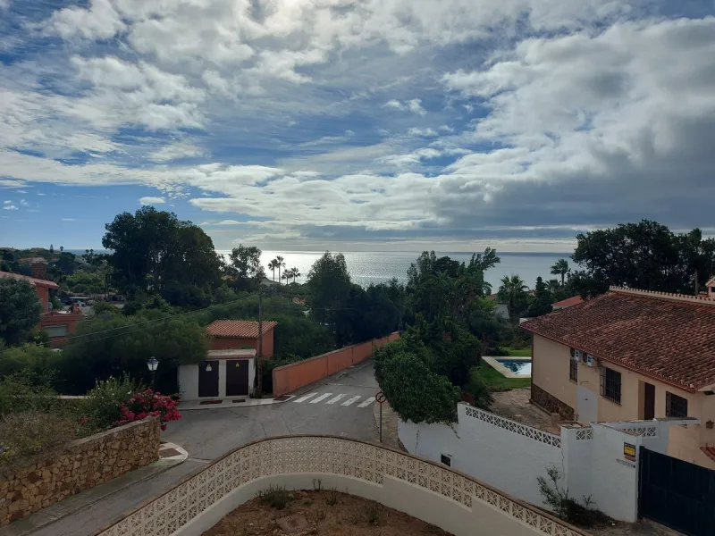 South Facing Villa / Bungalow situated on a large corner plot,