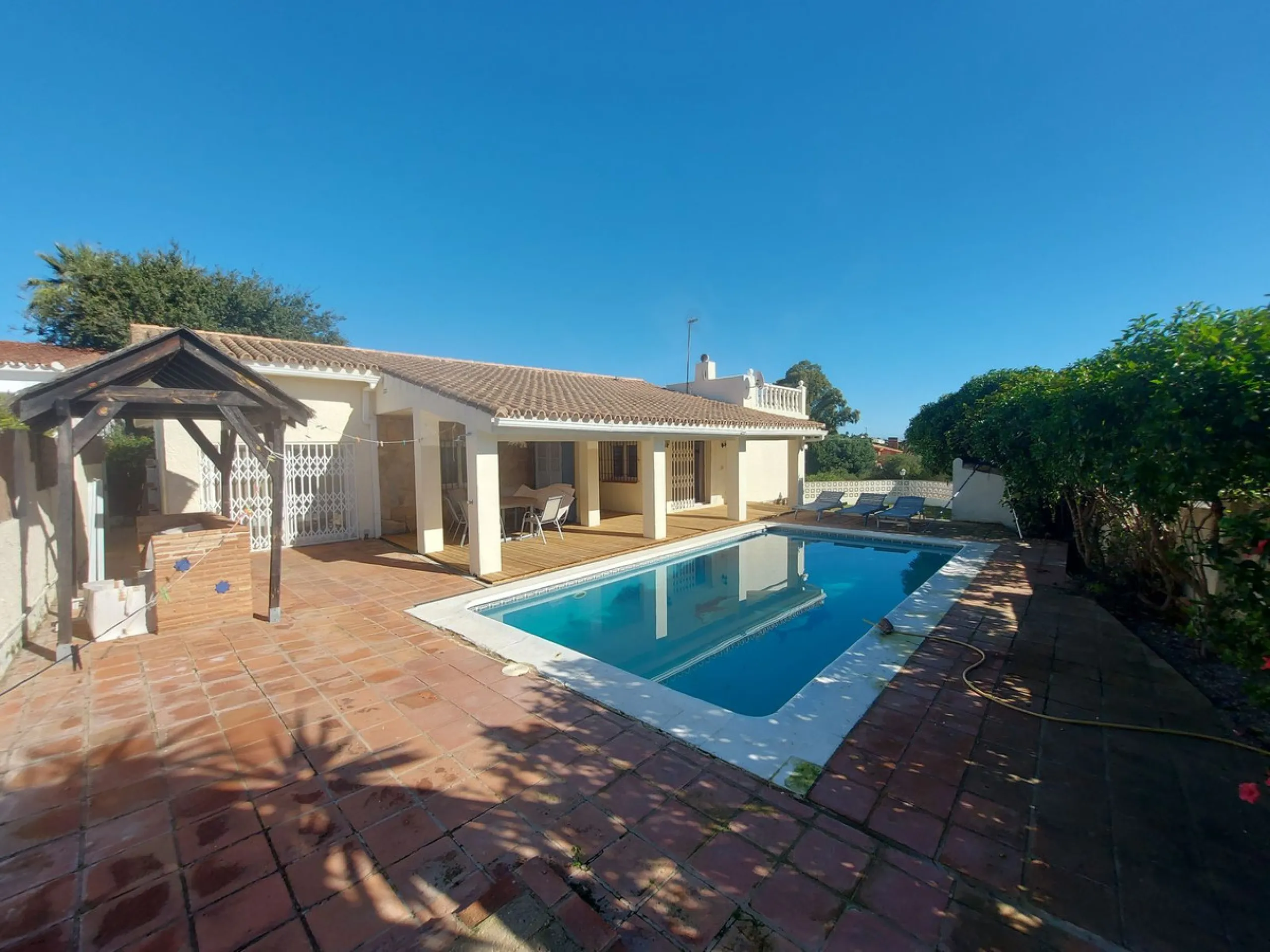 South Facing Villa / Bungalow situated on a large corner plot,