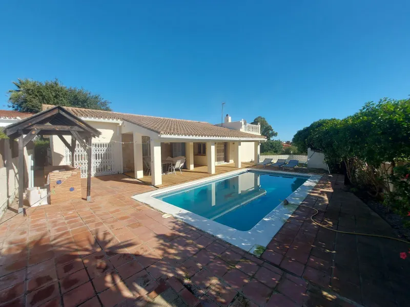 South Facing Villa / Bungalow situated on a large corner plot,
