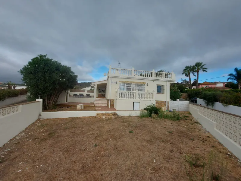 South Facing Villa / Bungalow situated on a large corner plot,