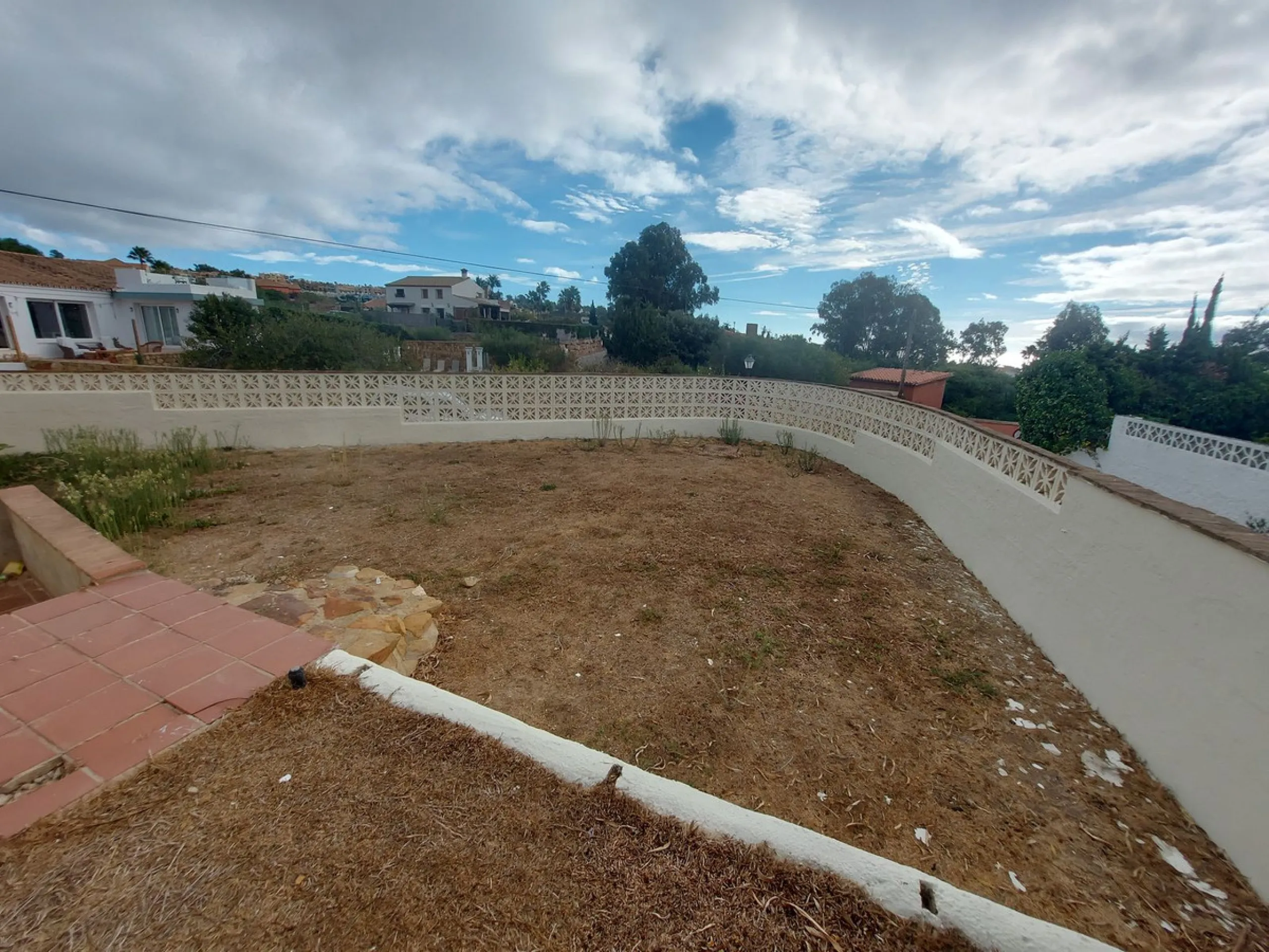 South Facing Villa / Bungalow situated on a large corner plot,