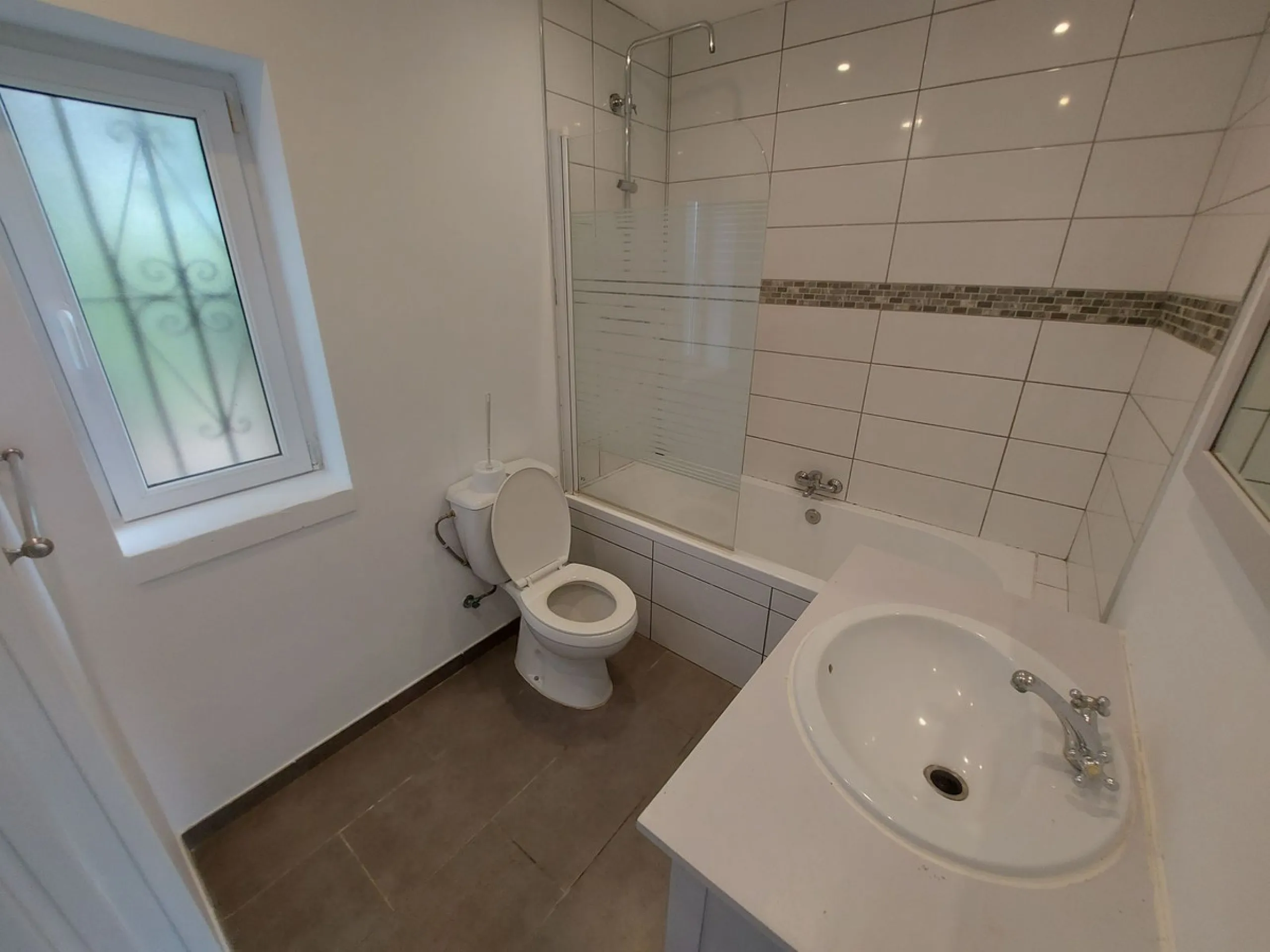 South Facing Villa / Bungalow situated on a large corner plot,