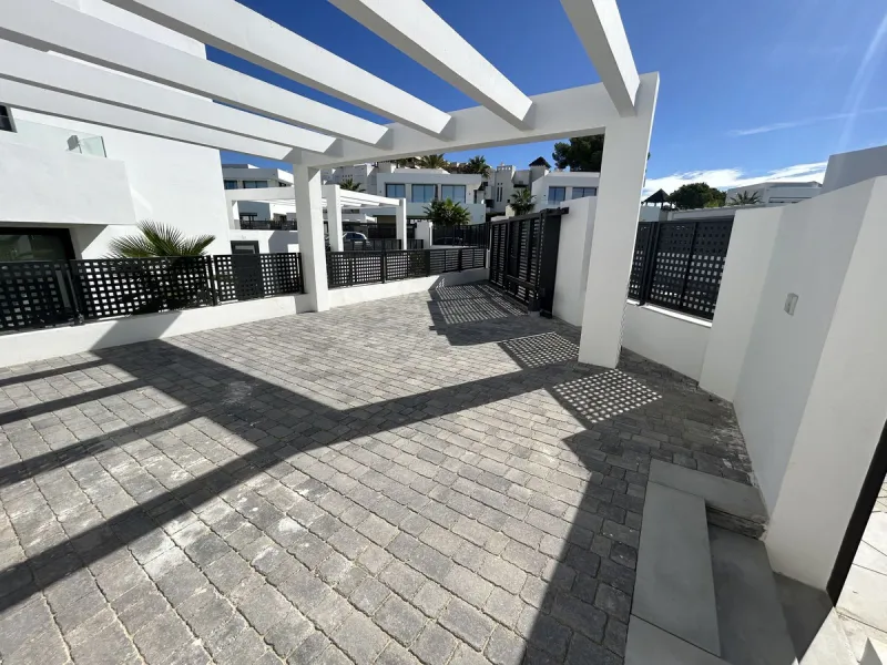 La Finca de Marbella 2 is a natural continuation of the phenomenal success of the La Finca de Marbella project. The new project includes 36 modern luxury villas, each on a separate plot with its own swimming pool. The villas are located on south-western s