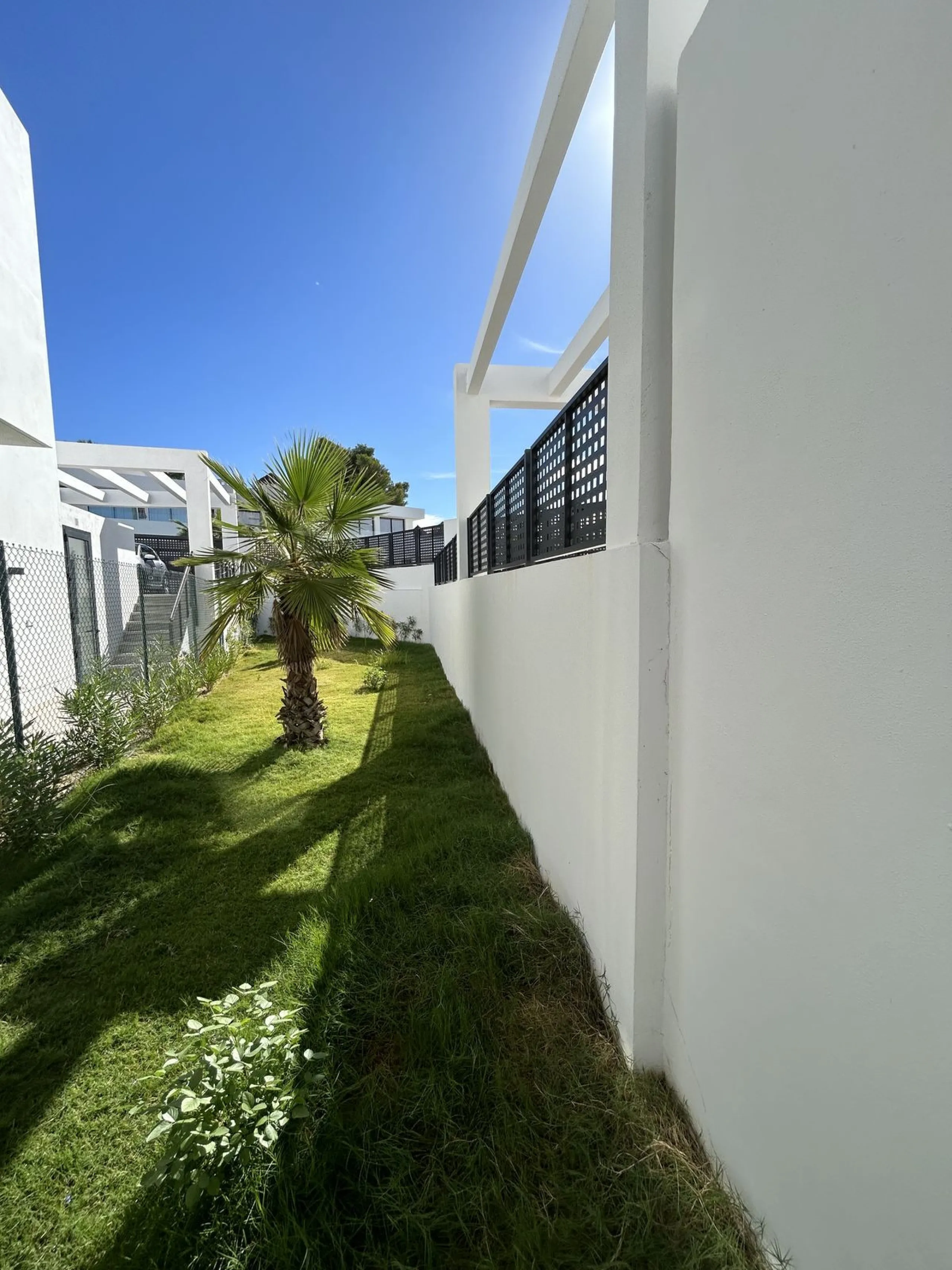 La Finca de Marbella 2 is a natural continuation of the phenomenal success of the La Finca de Marbella project. The new project includes 36 modern luxury villas, each on a separate plot with its own swimming pool. The villas are located on south-western s