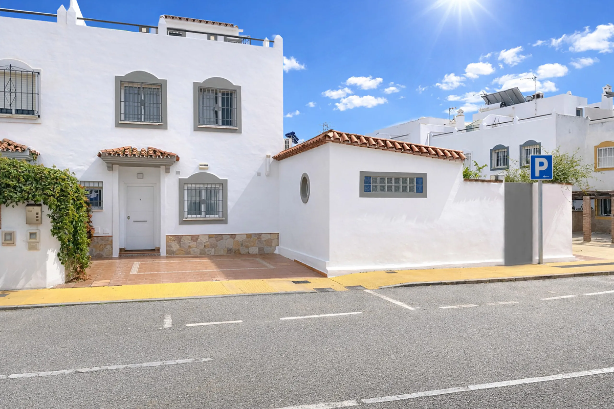 House - Semi-Detached House в продаже в Estepona, Málaga. В доме 4 спален и 3 ванных комнат. Площадь дома 200 м². Площадь участка 218 м²