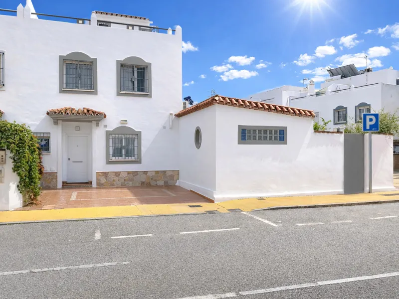 House - Semi-Detached House в продаже в Estepona, Málaga. В доме 4 спален и 3 ванных комнат. Площадь дома 200 м². Площадь участка 218 м²