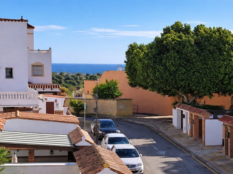 House - Semi-Detached House в продаже в Estepona, Málaga. В доме 4 спален и 3 ванных комнат. Площадь дома 200 м². Площадь участка 218 м²