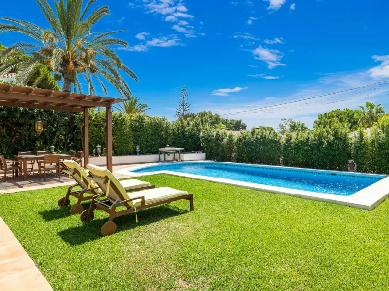 LOCATION LOCATION - BEACHSIDE VILLA MARBESA