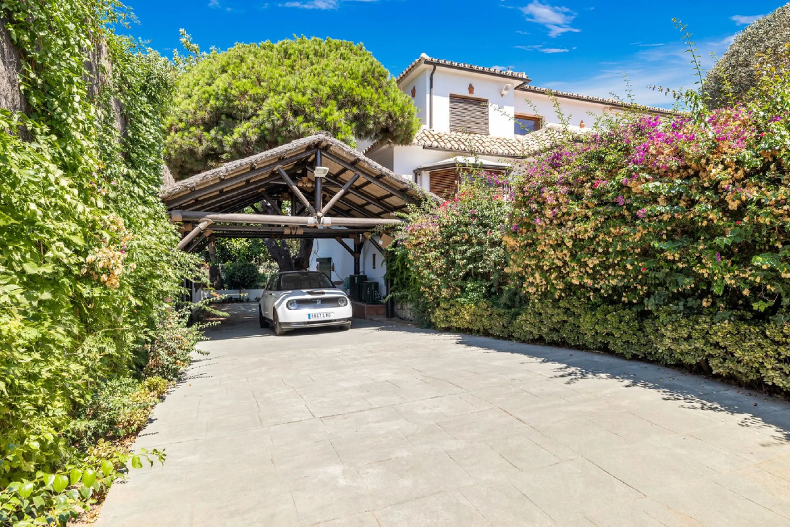 LOCATION LOCATION - BEACHSIDE VILLA MARBESA