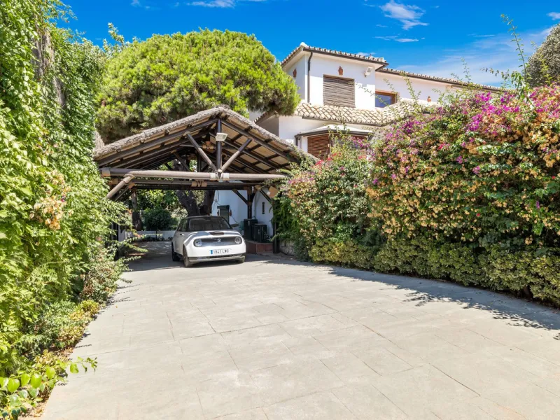 LOCATION LOCATION - BEACHSIDE VILLA MARBESA