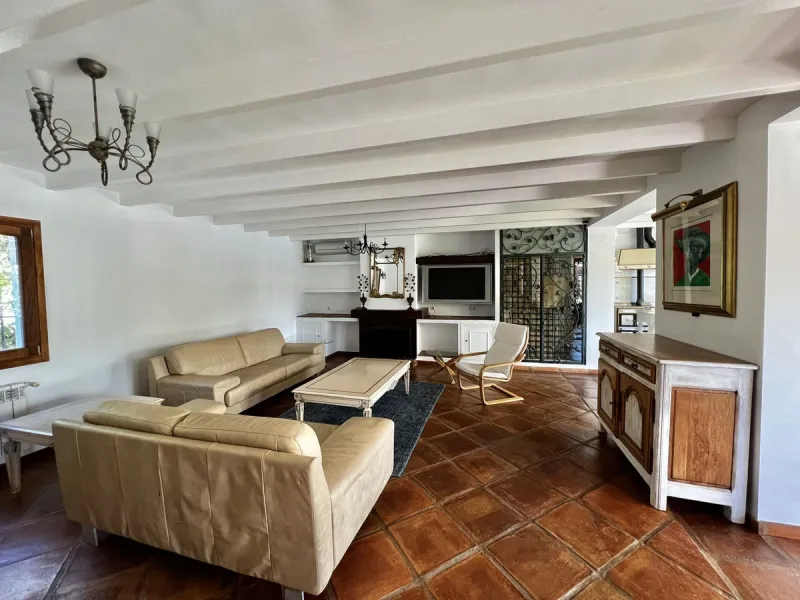LOCATION LOCATION - BEACHSIDE VILLA MARBESA