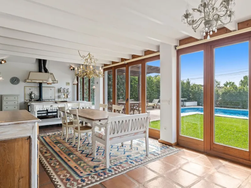LOCATION LOCATION - BEACHSIDE VILLA MARBESA