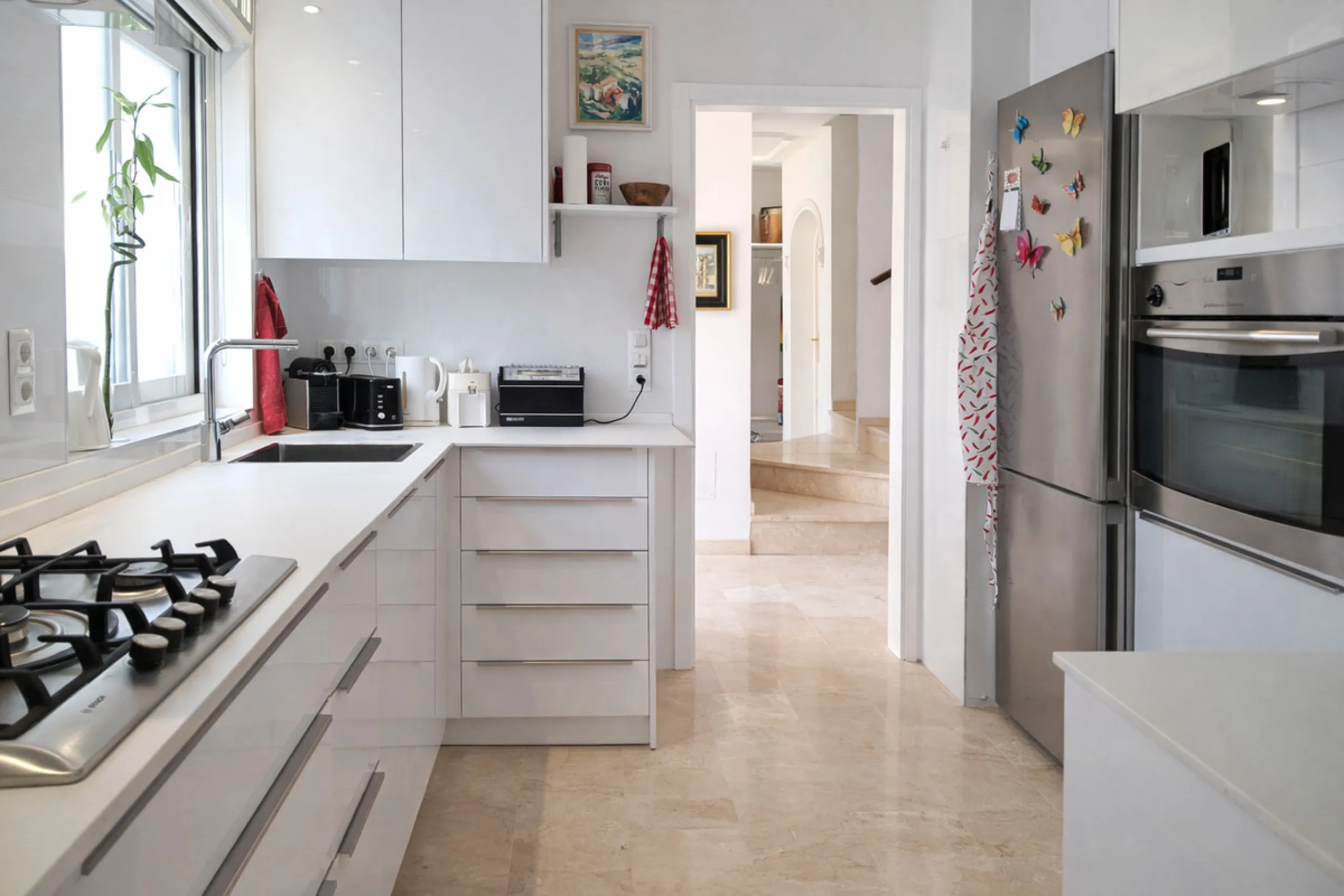 House - Semi-Detached House в продаже в Estepona, Málaga. В доме 4 спален и 3 ванных комнат. Площадь дома 200 м². Площадь участка 218 м²