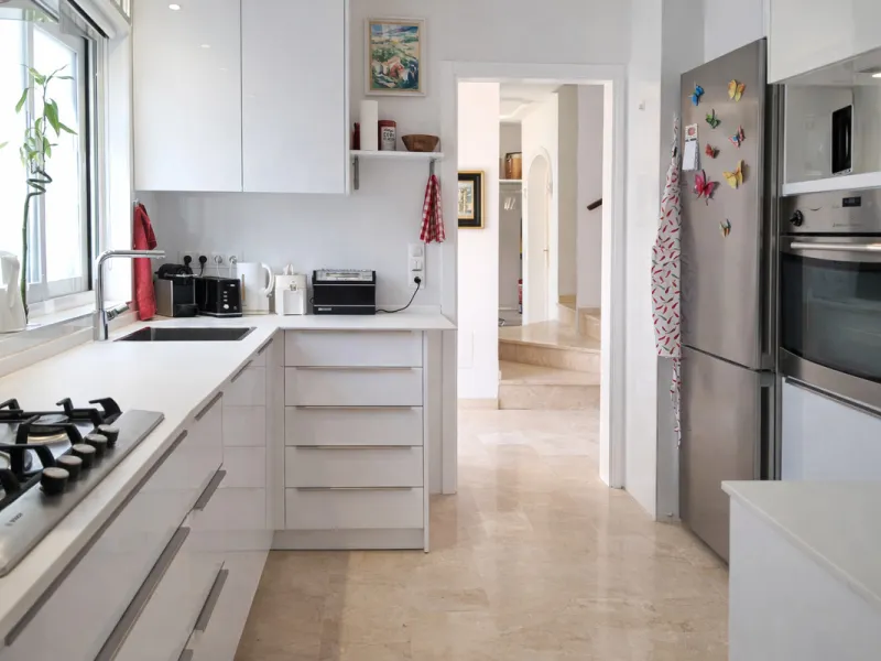 House - Semi-Detached House в продаже в Estepona, Málaga. В доме 4 спален и 3 ванных комнат. Площадь дома 200 м². Площадь участка 218 м²