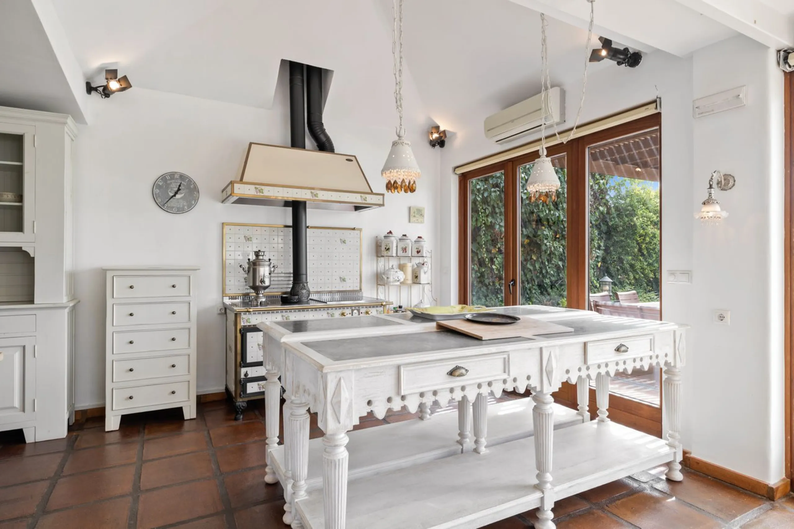 LOCATION LOCATION - BEACHSIDE VILLA MARBESA