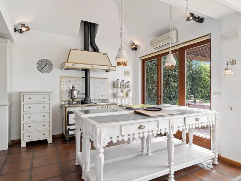 LOCATION LOCATION - BEACHSIDE VILLA MARBESA