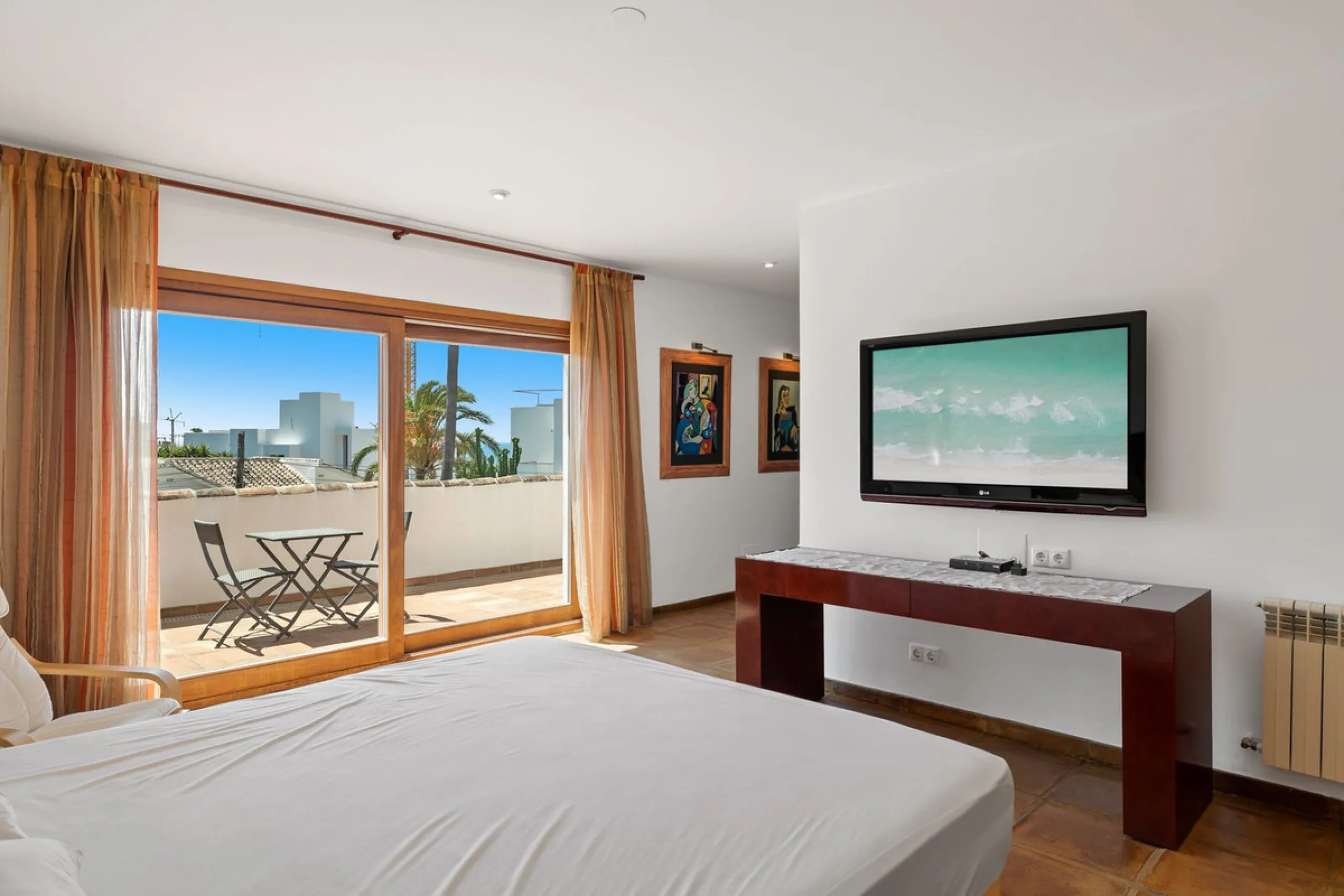 LOCATION LOCATION - BEACHSIDE VILLA MARBESA