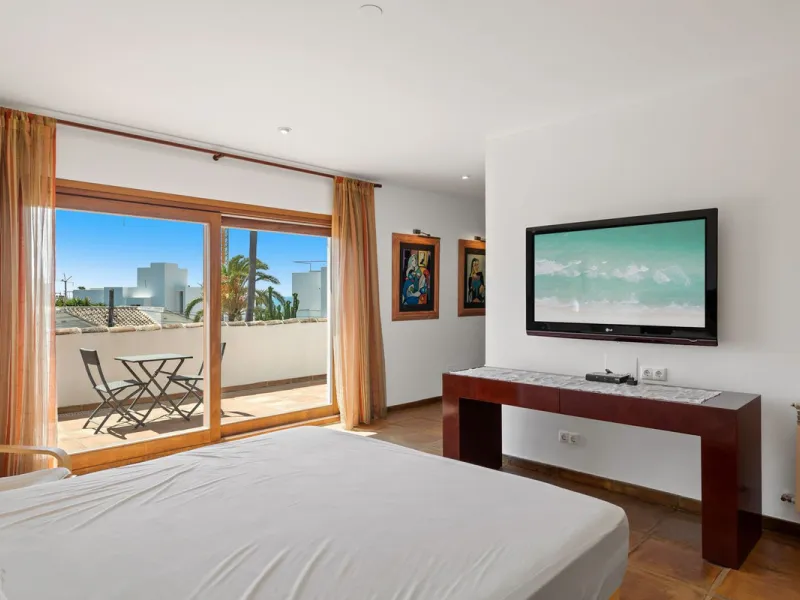 LOCATION LOCATION - BEACHSIDE VILLA MARBESA