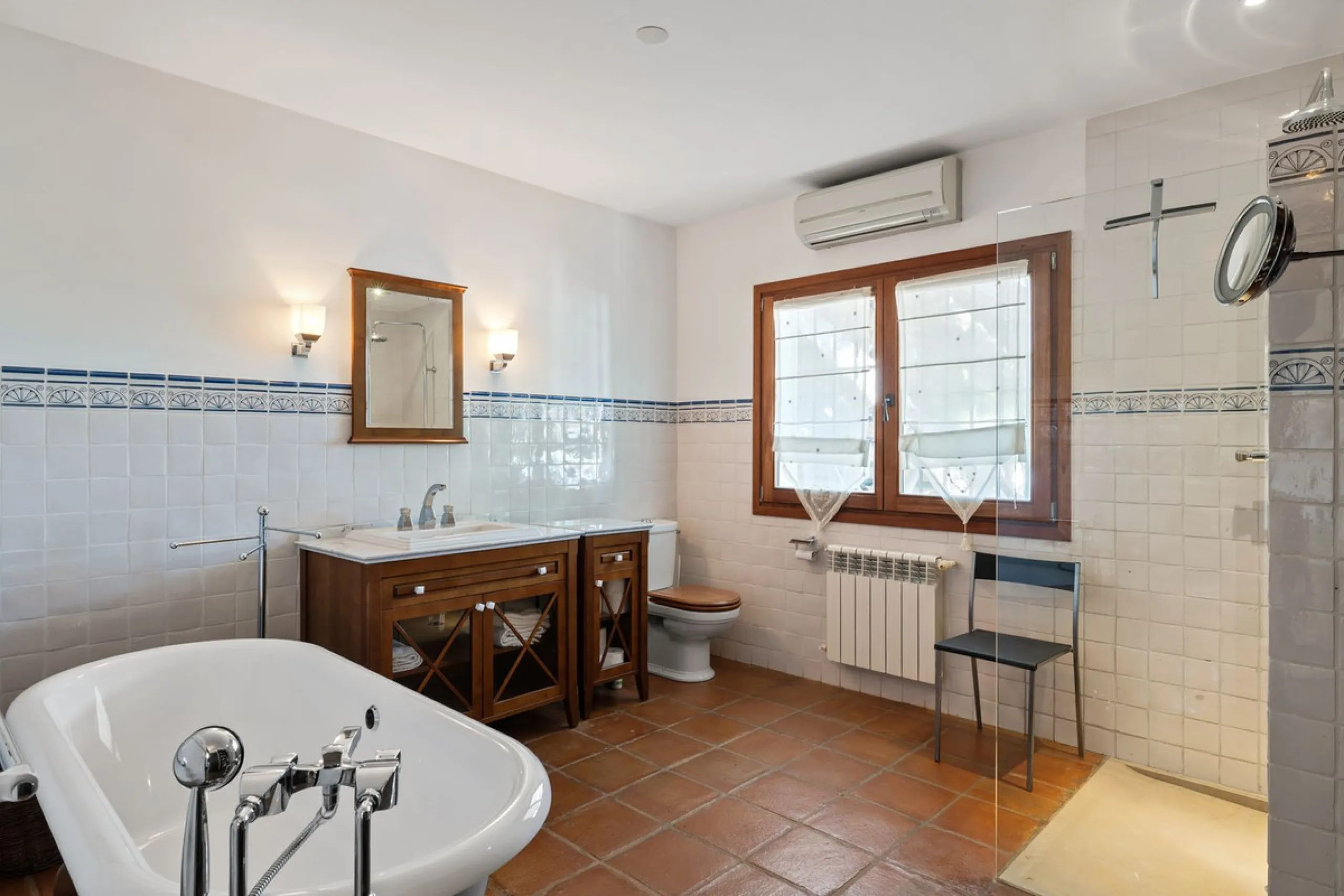 LOCATION LOCATION - BEACHSIDE VILLA MARBESA