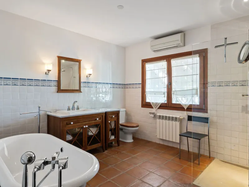 LOCATION LOCATION - BEACHSIDE VILLA MARBESA