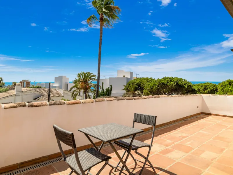 LOCATION LOCATION - BEACHSIDE VILLA MARBESA