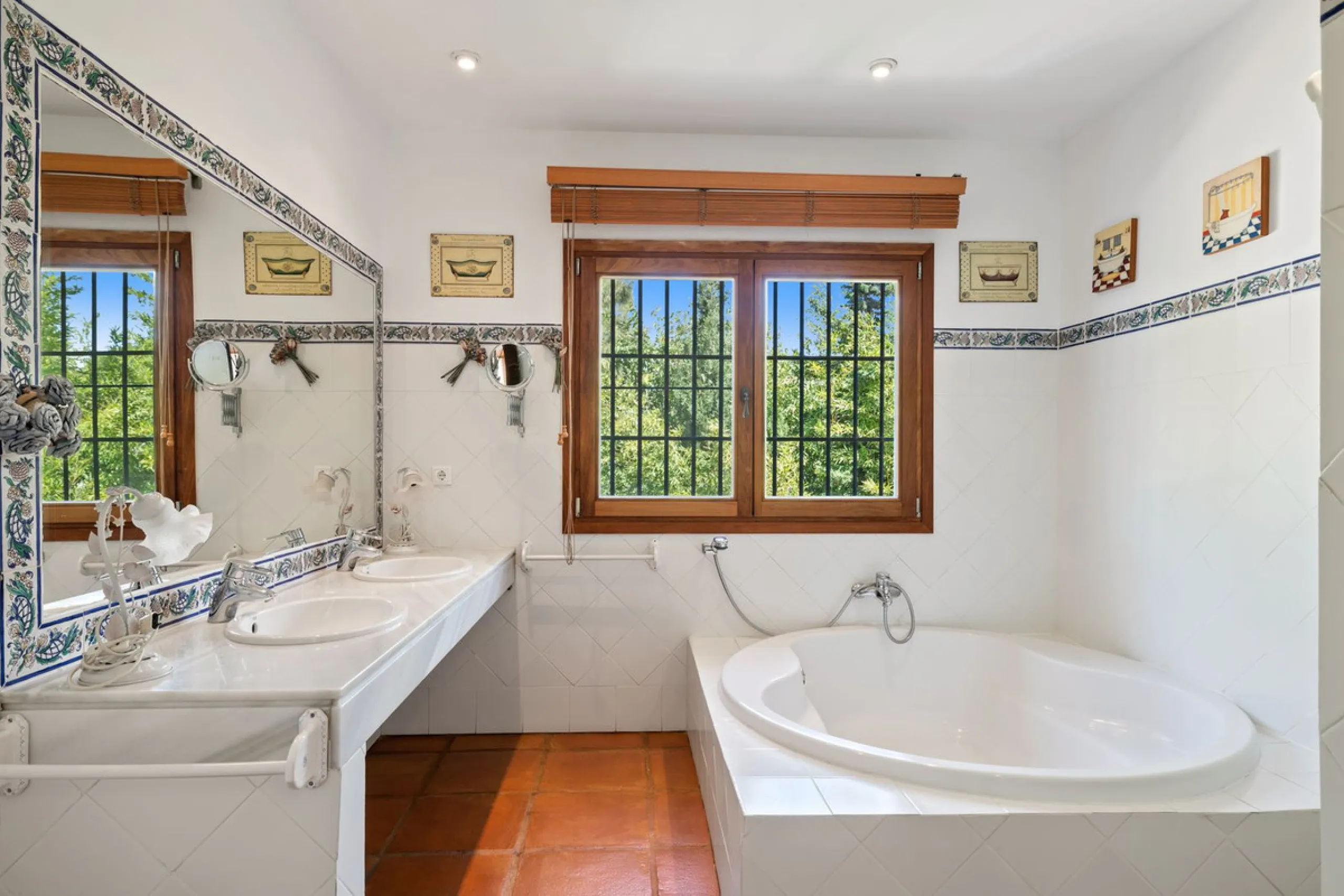 LOCATION LOCATION - BEACHSIDE VILLA MARBESA