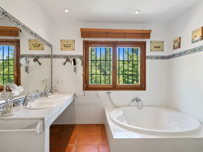 LOCATION LOCATION - BEACHSIDE VILLA MARBESA