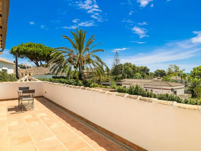 LOCATION LOCATION - BEACHSIDE VILLA MARBESA