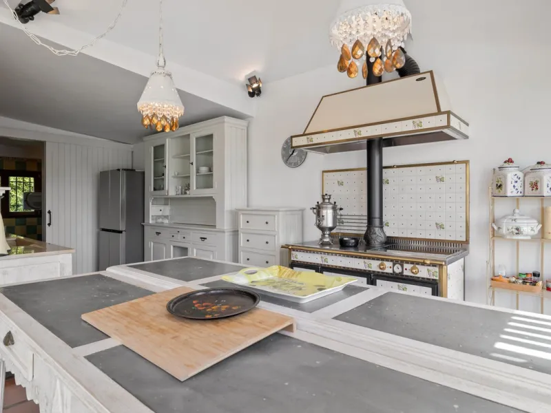 LOCATION LOCATION - BEACHSIDE VILLA MARBESA