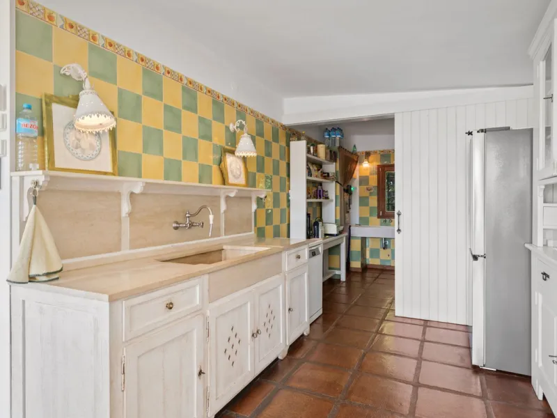 LOCATION LOCATION - BEACHSIDE VILLA MARBESA