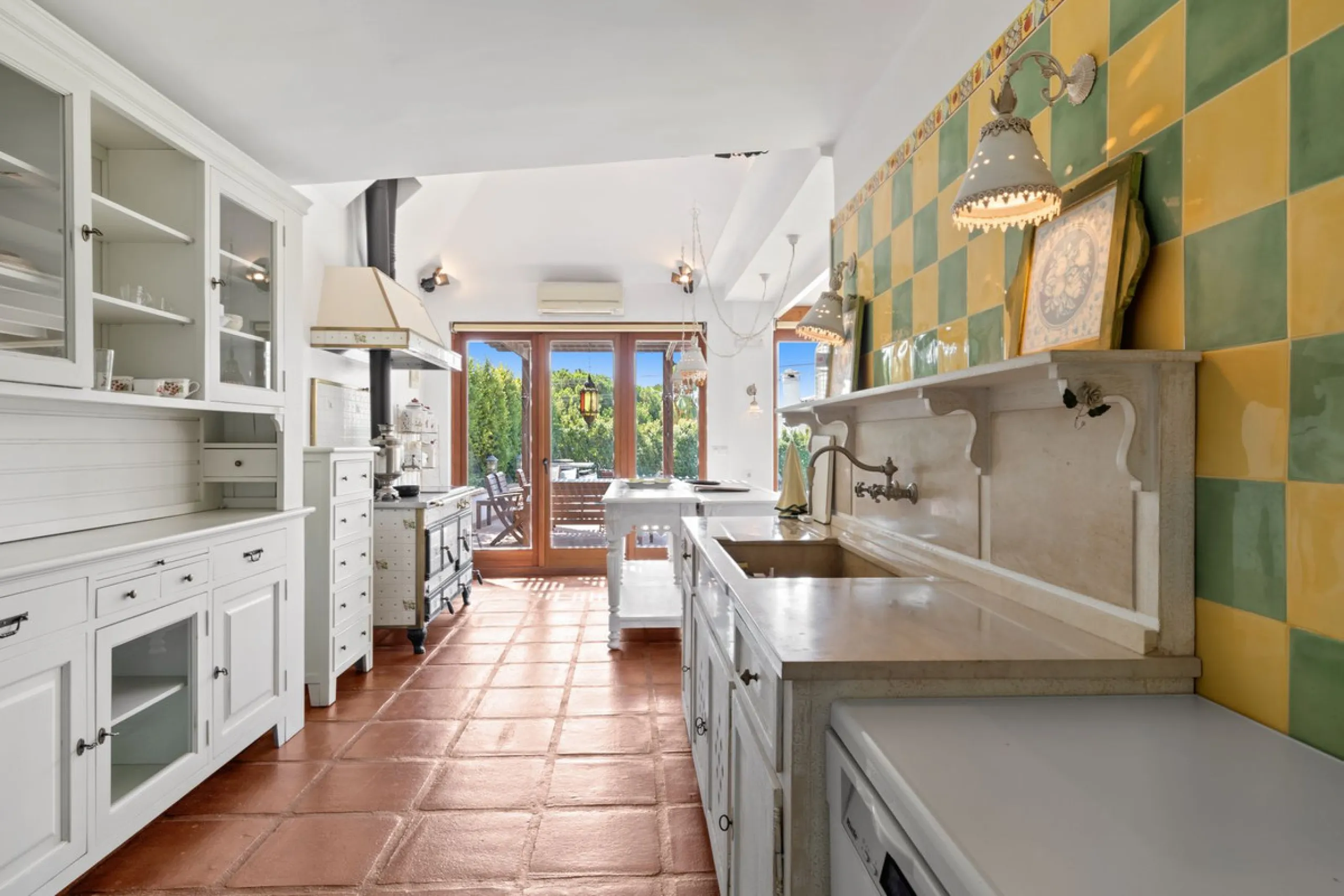 LOCATION LOCATION - BEACHSIDE VILLA MARBESA