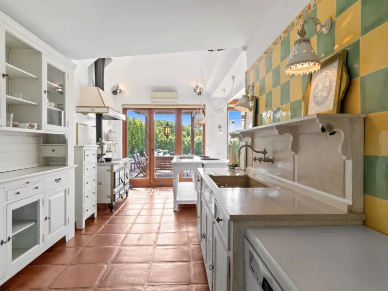 LOCATION LOCATION - BEACHSIDE VILLA MARBESA