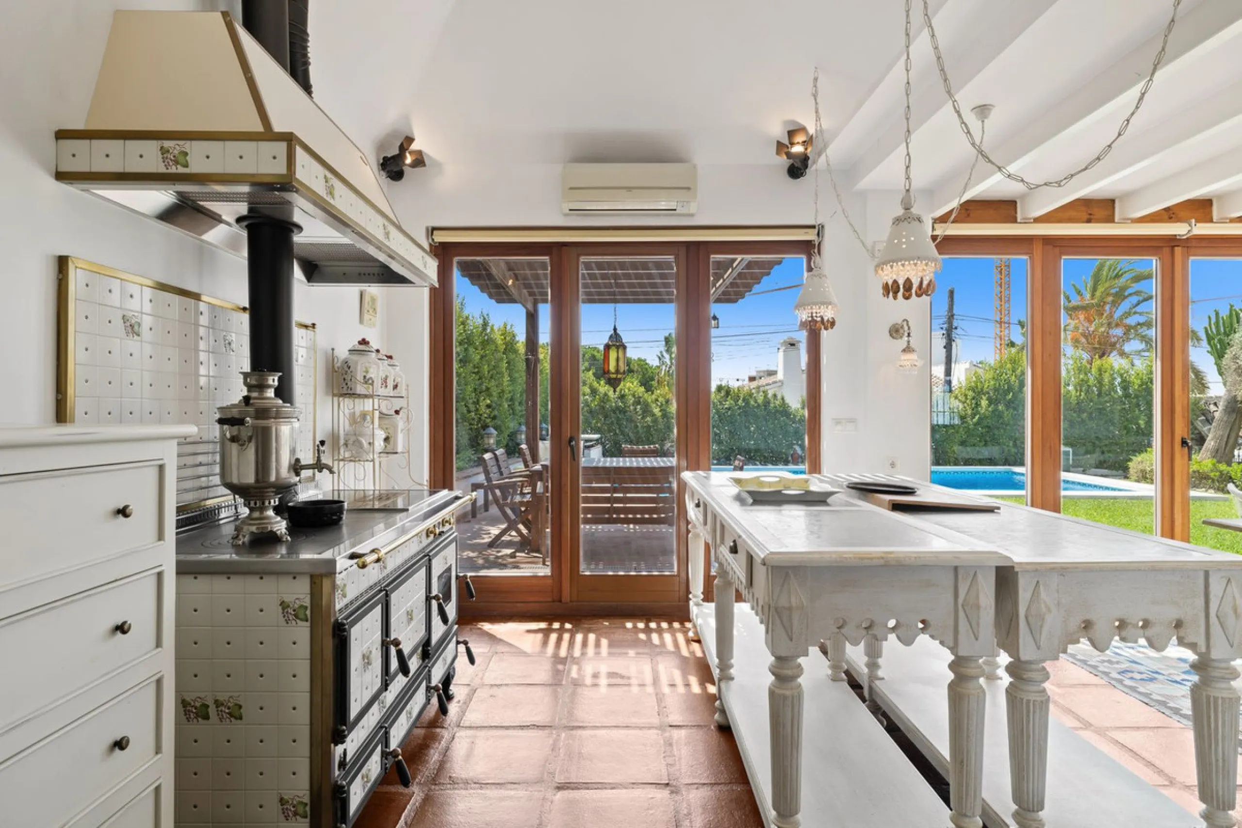 LOCATION LOCATION - BEACHSIDE VILLA MARBESA