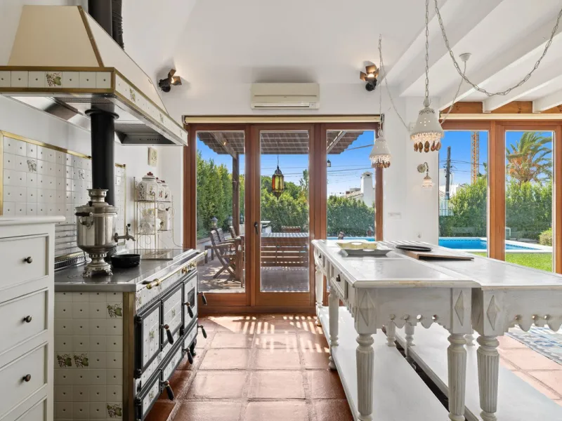 LOCATION LOCATION - BEACHSIDE VILLA MARBESA