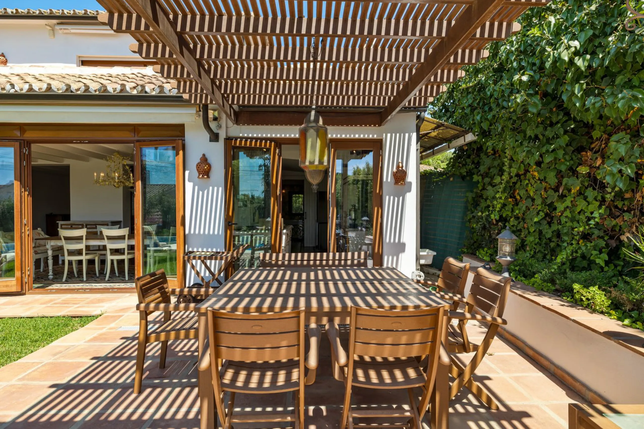 LOCATION LOCATION - BEACHSIDE VILLA MARBESA
