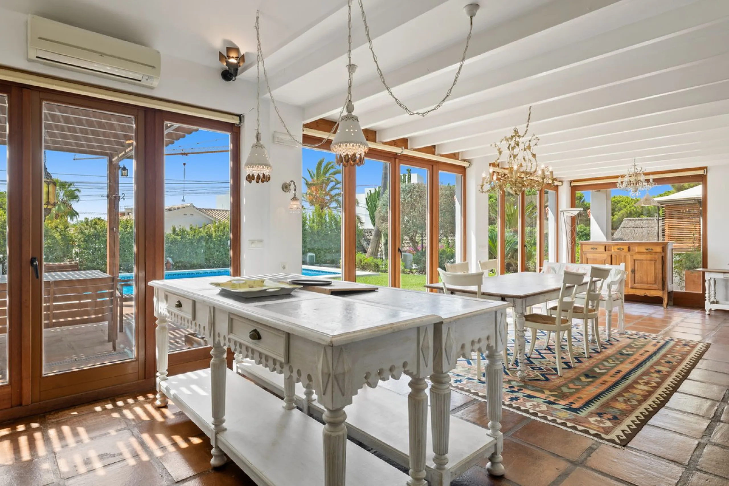 LOCATION LOCATION - BEACHSIDE VILLA MARBESA