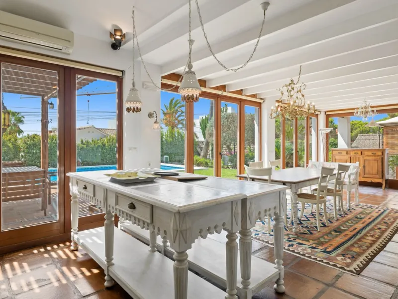 LOCATION LOCATION - BEACHSIDE VILLA MARBESA