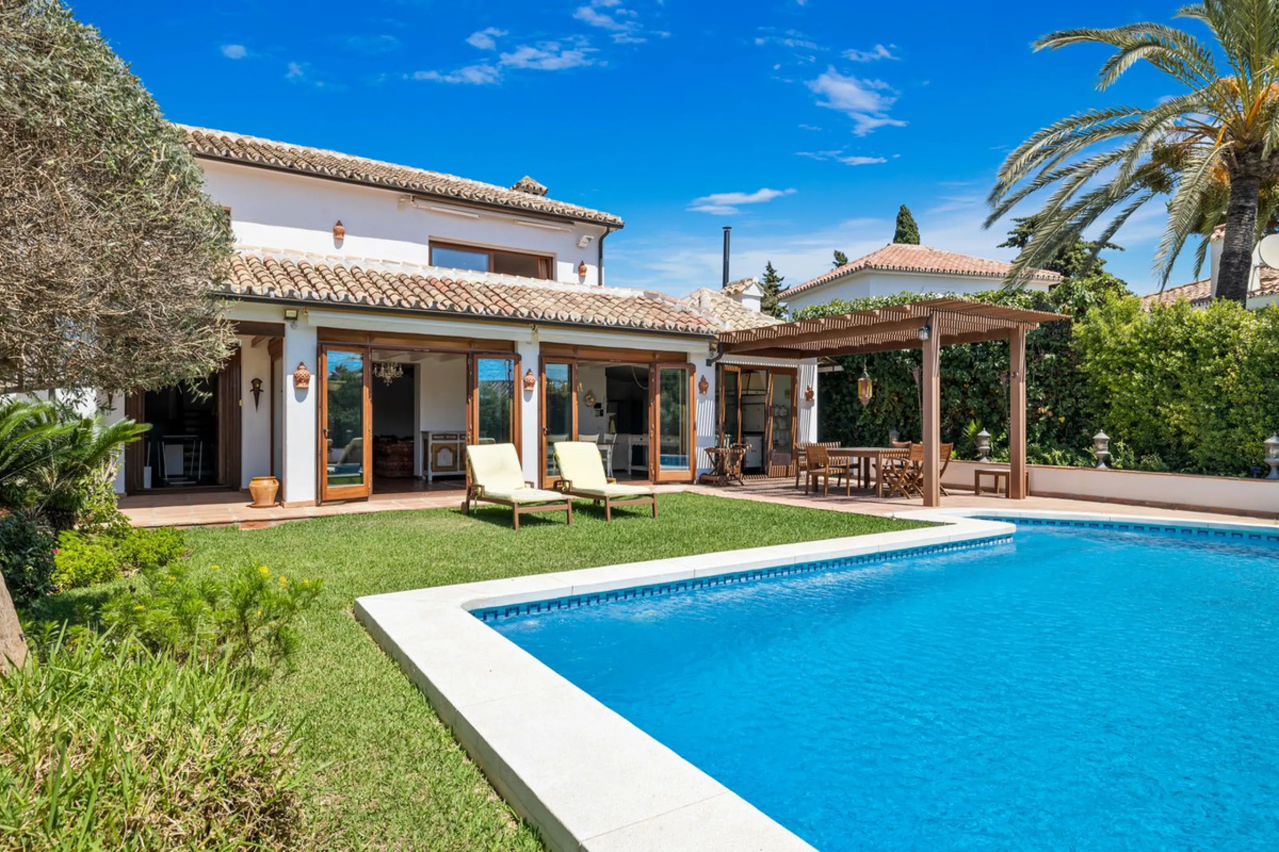 LOCATION LOCATION - BEACHSIDE VILLA MARBESA