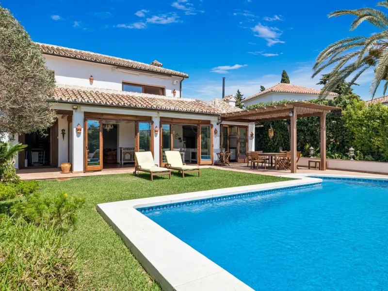 LOCATION LOCATION - BEACHSIDE VILLA MARBESA