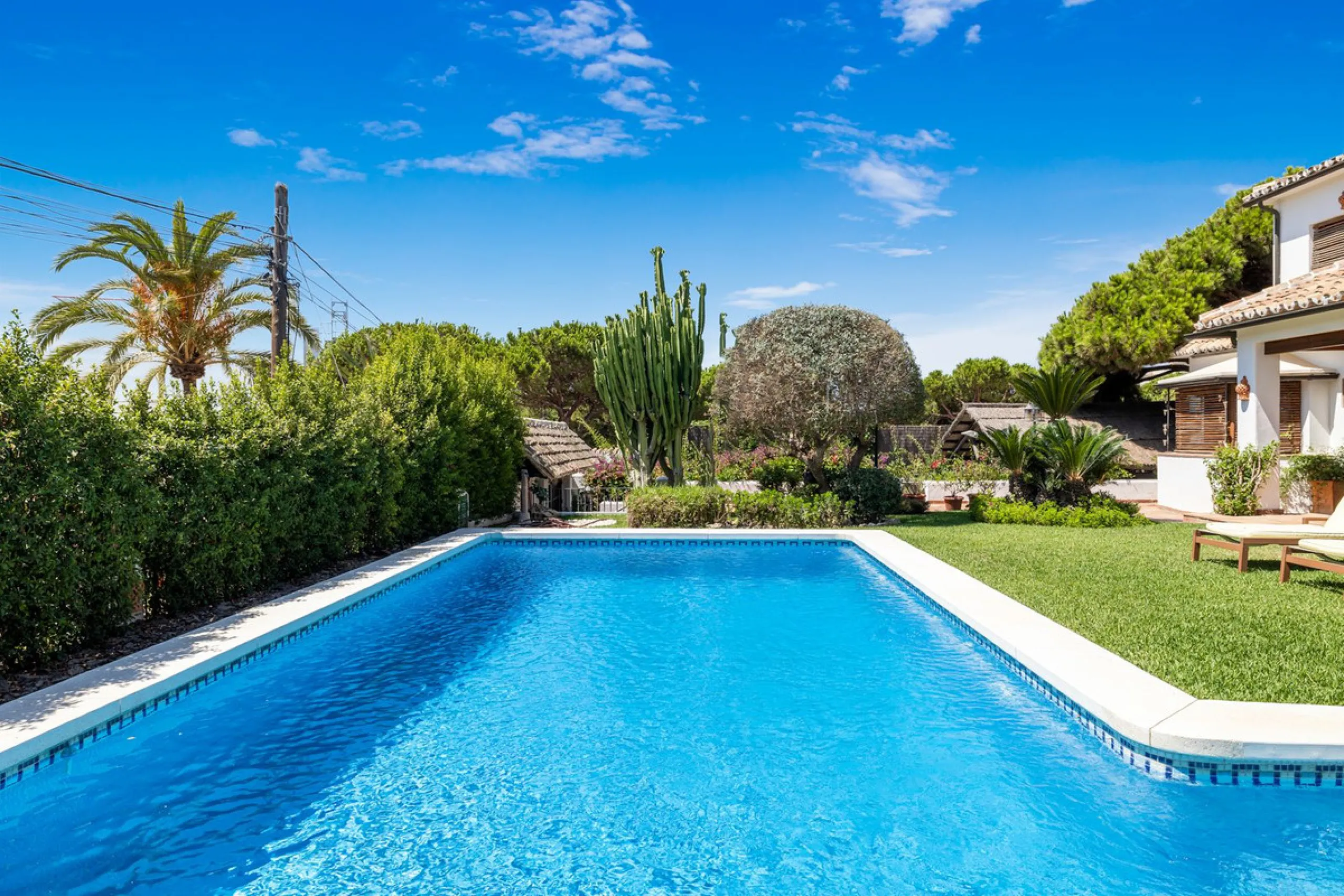 LOCATION LOCATION - BEACHSIDE VILLA MARBESA