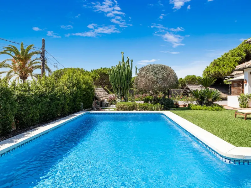 LOCATION LOCATION - BEACHSIDE VILLA MARBESA