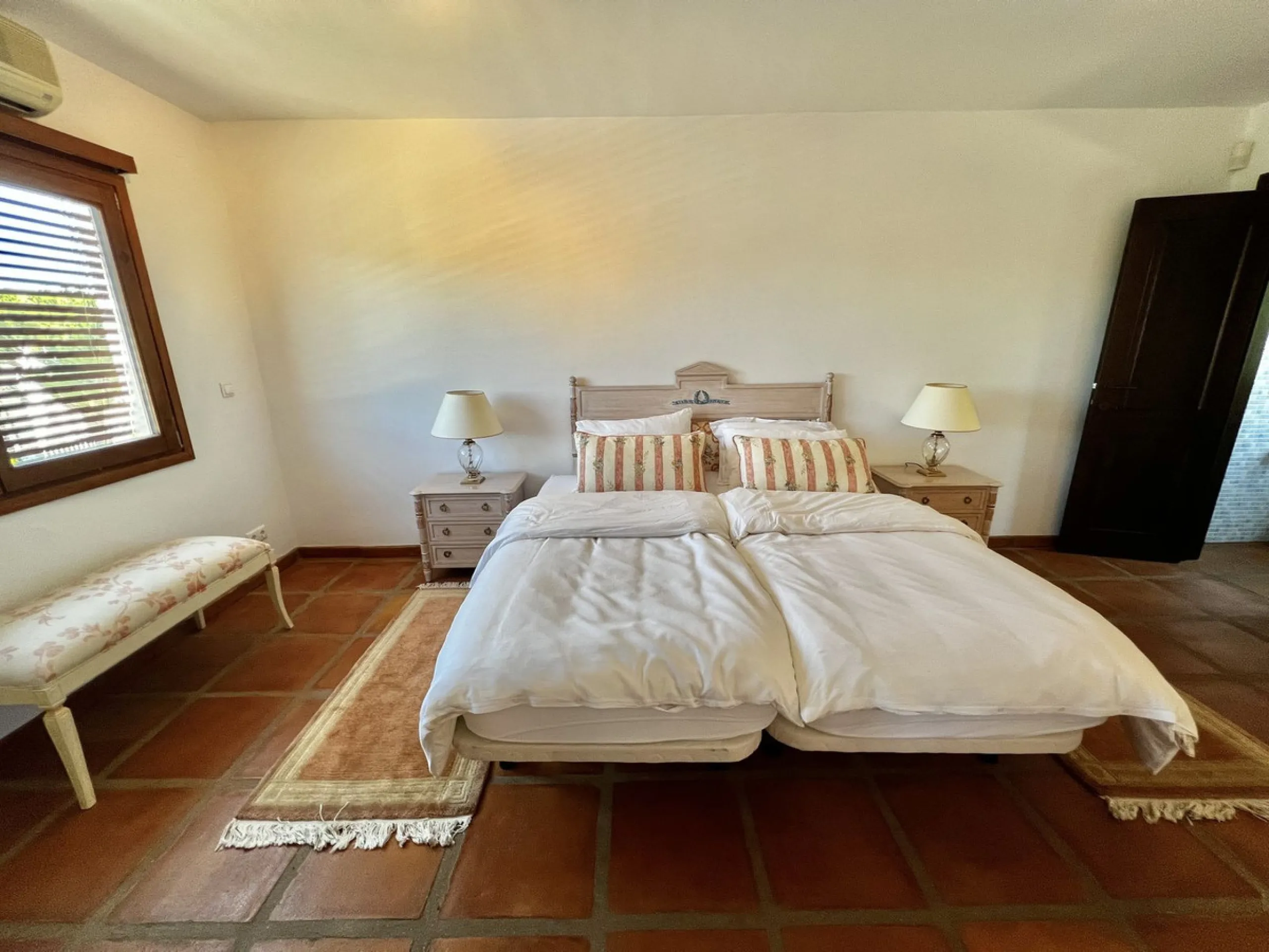 LOCATION LOCATION - BEACHSIDE VILLA MARBESA