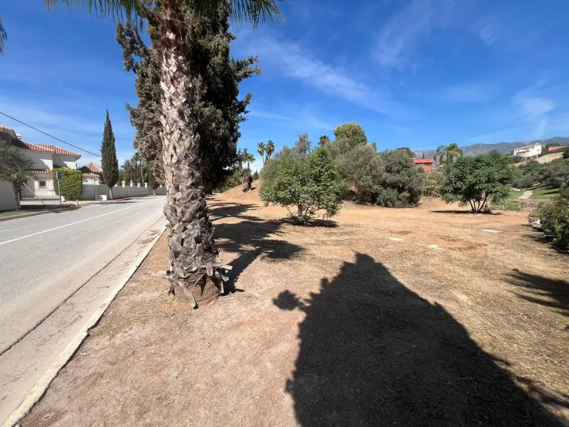 Build the house of your dreams in an exclusive environment. We present this fantastic urban plot of 1,390 m² located in the prestigious Mijas Golf area, one of the best areas of Mijas. This land offers a unique opportunity to build a custom villa surround