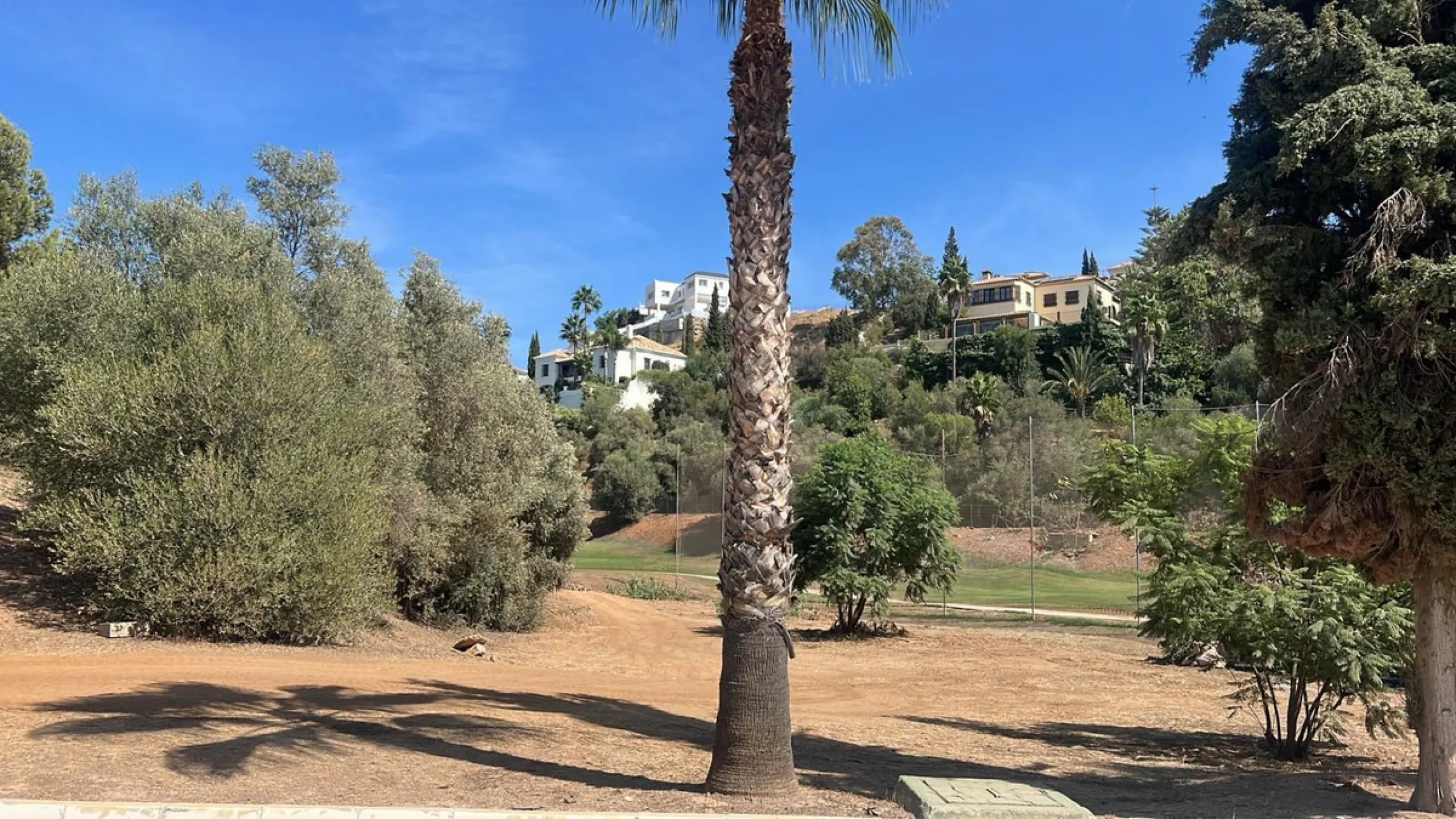 Build the house of your dreams in an exclusive environment. We present this fantastic urban plot of 1,390 m² located in the prestigious Mijas Golf area, one of the best areas of Mijas. This land offers a unique opportunity to build a custom villa surround