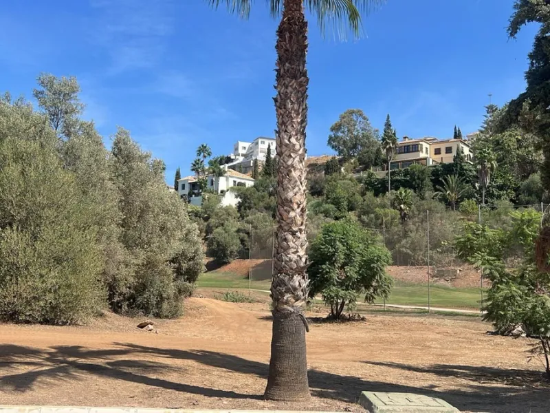 Build the house of your dreams in an exclusive environment. We present this fantastic urban plot of 1,390 m² located in the prestigious Mijas Golf area, one of the best areas of Mijas. This land offers a unique opportunity to build a custom villa surround