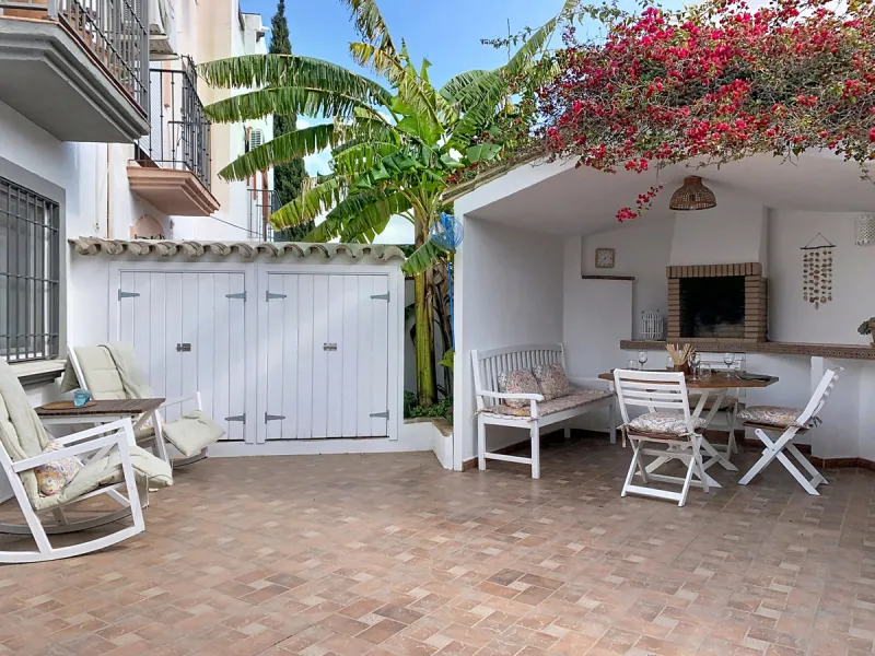 House - Semi-Detached House в продаже в Estepona, Málaga. В доме 4 спален и 3 ванных комнат. Площадь дома 200 м². Площадь участка 218 м²
